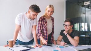 Blogger Review Produk: Kisah Nyata di Balik Pengalaman Blogger Indonesia yang Membantu Konsumen Memilih dengan Percaya Diri