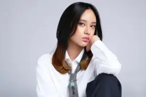 Dinda Ghania: Perjalanan Seorang Penyanyi Muda dari Ruang Kecil Menuju Panggung Industri Musik Indonesia